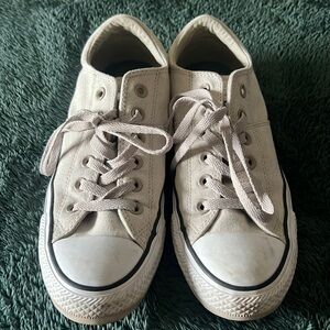 Low top converse size 9